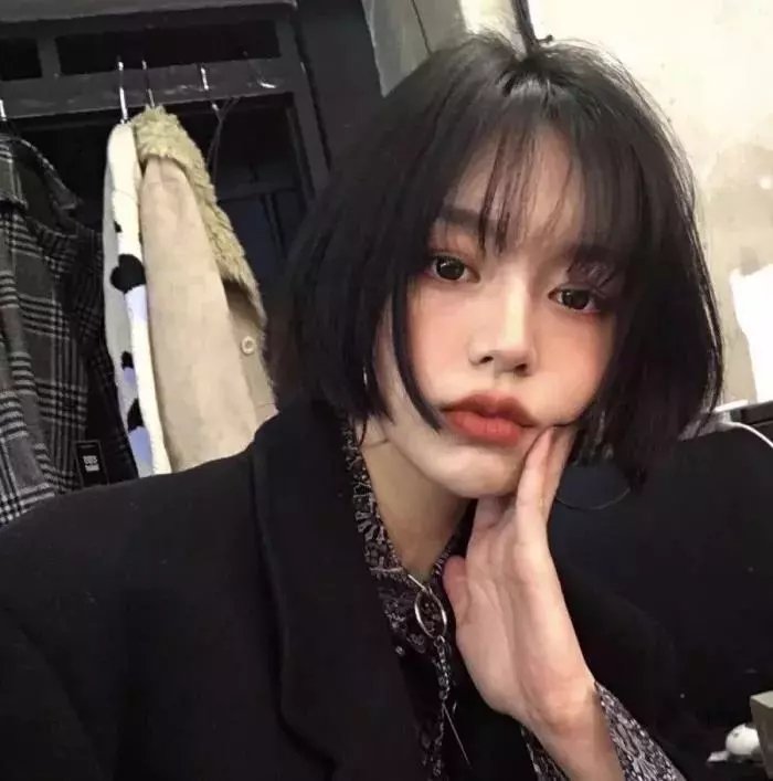 她比烟花寂寞